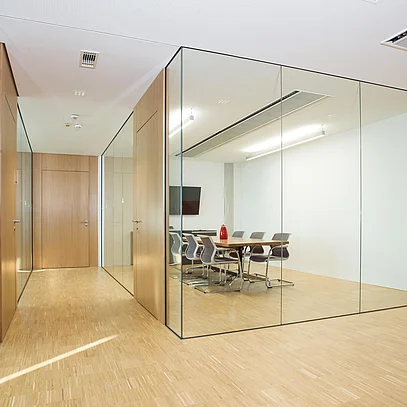 Floor-to-ceiling room solution with a single-pane all-glass wall, black profiles, floor-to-ceiling slotted
