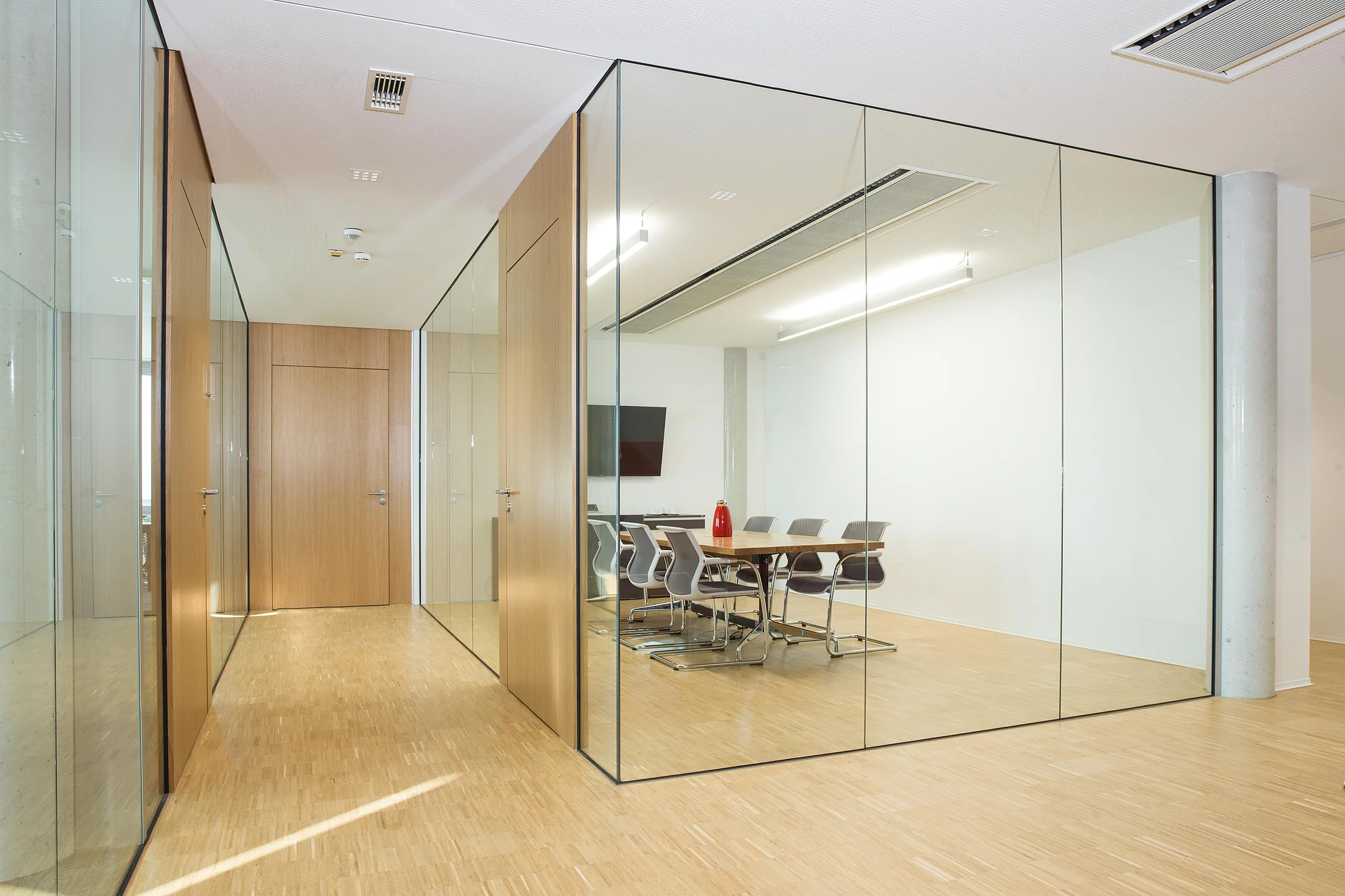 Floor-to-ceiling room solution with a single-pane all-glass wall, black profiles, floor-to-ceiling slotted