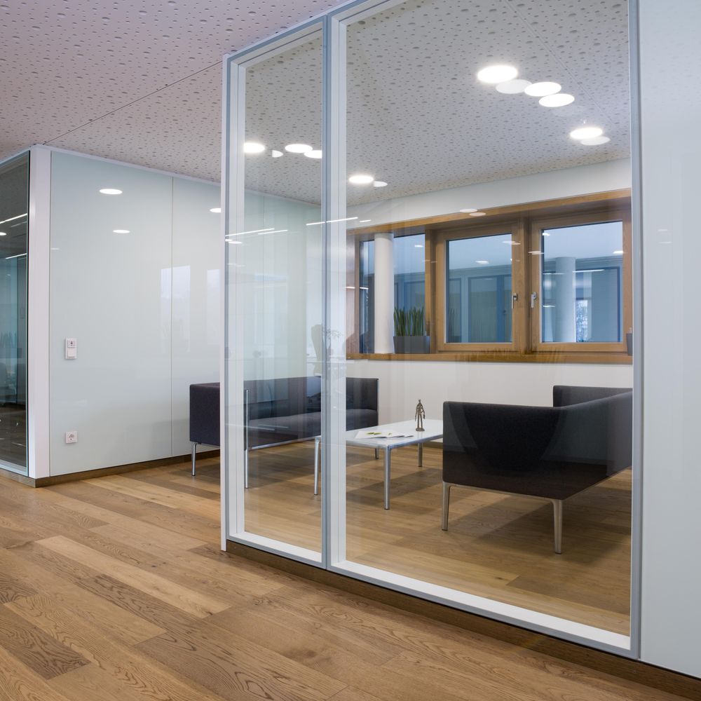 Transparente Raumstrukturen kombiniert mit warmen Holzdekoren
