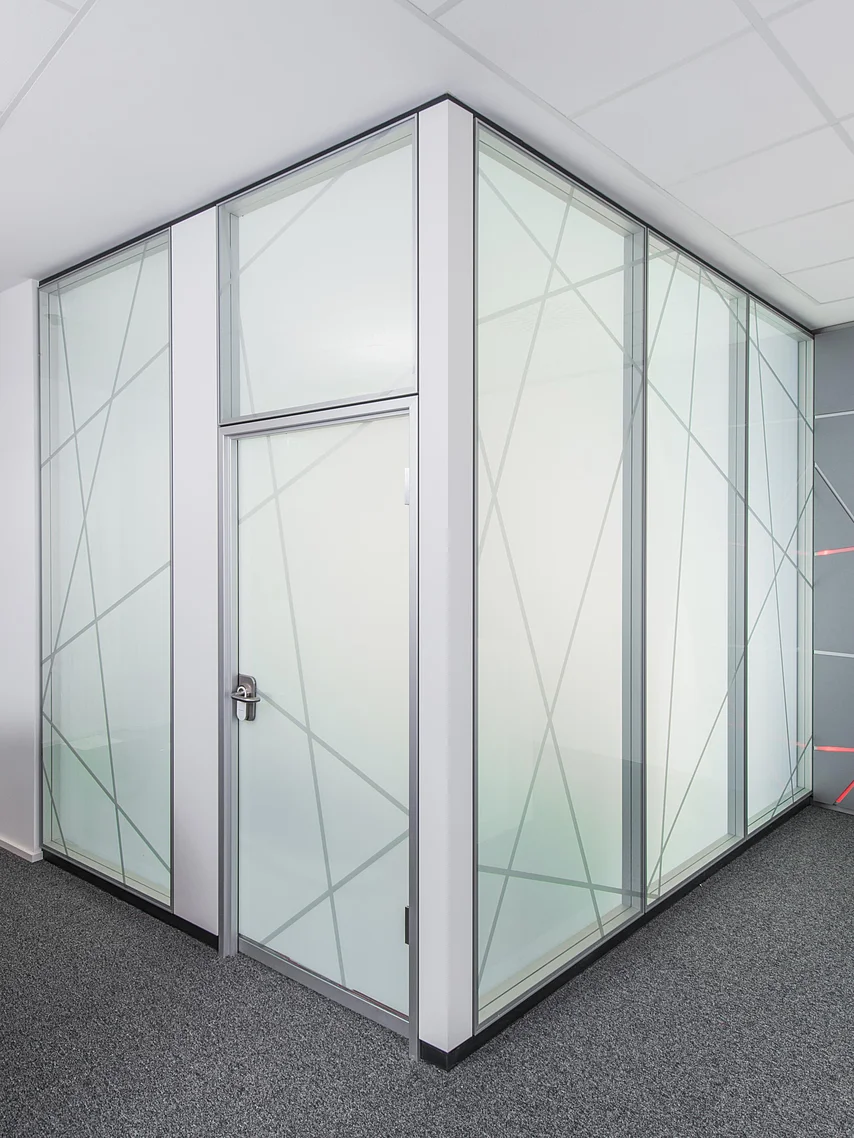 Die Glasscheiben der Raum-in-Raum Lösung werden auf Knopfdruck undurchsichtig