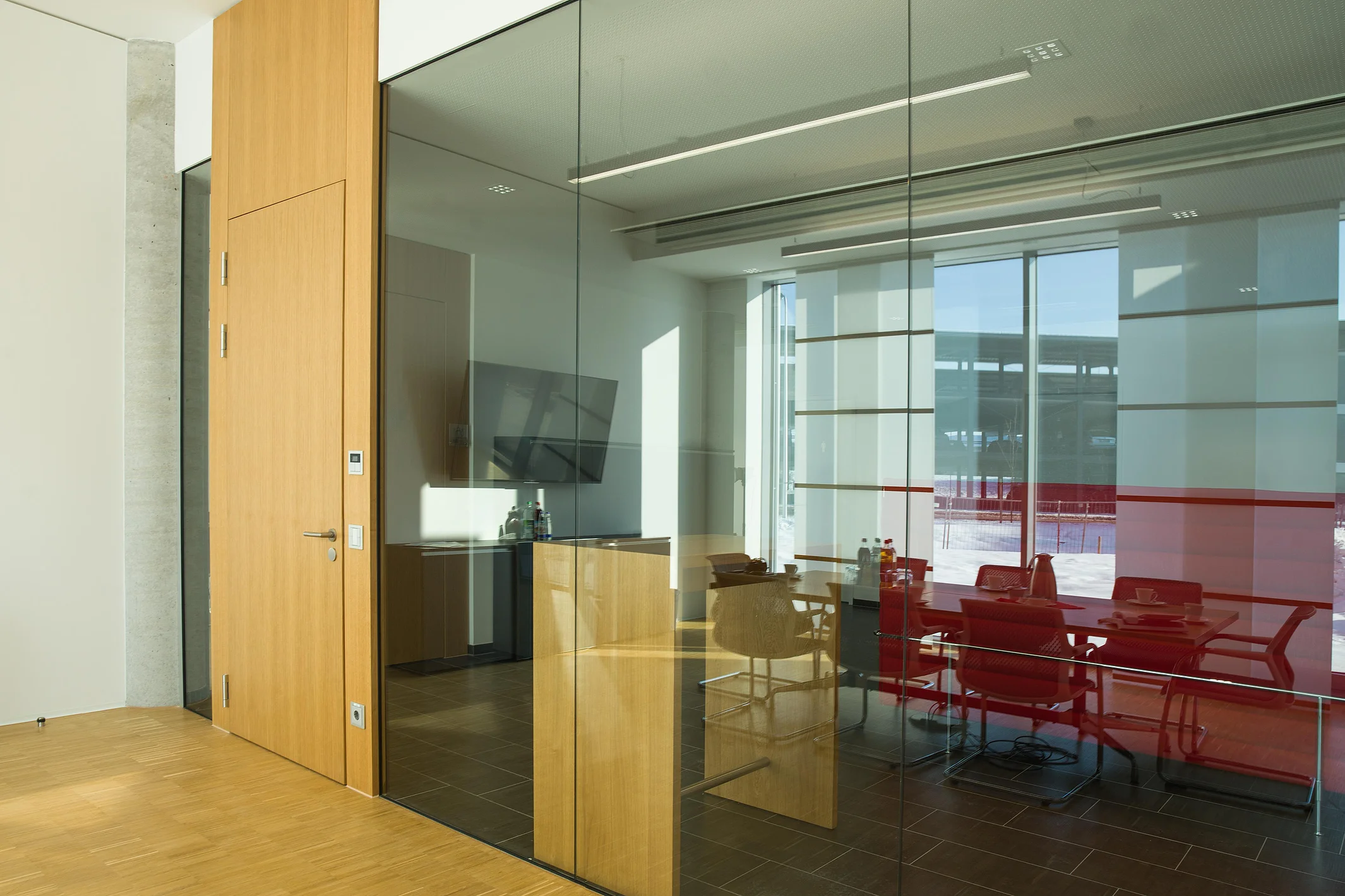 Single-pane glazing with floor-to-ceiling door panels