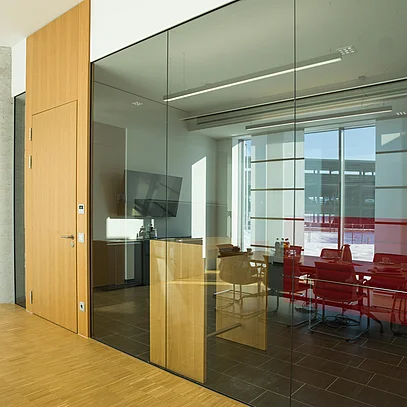 Single-pane glazing with floor-to-ceiling door panels