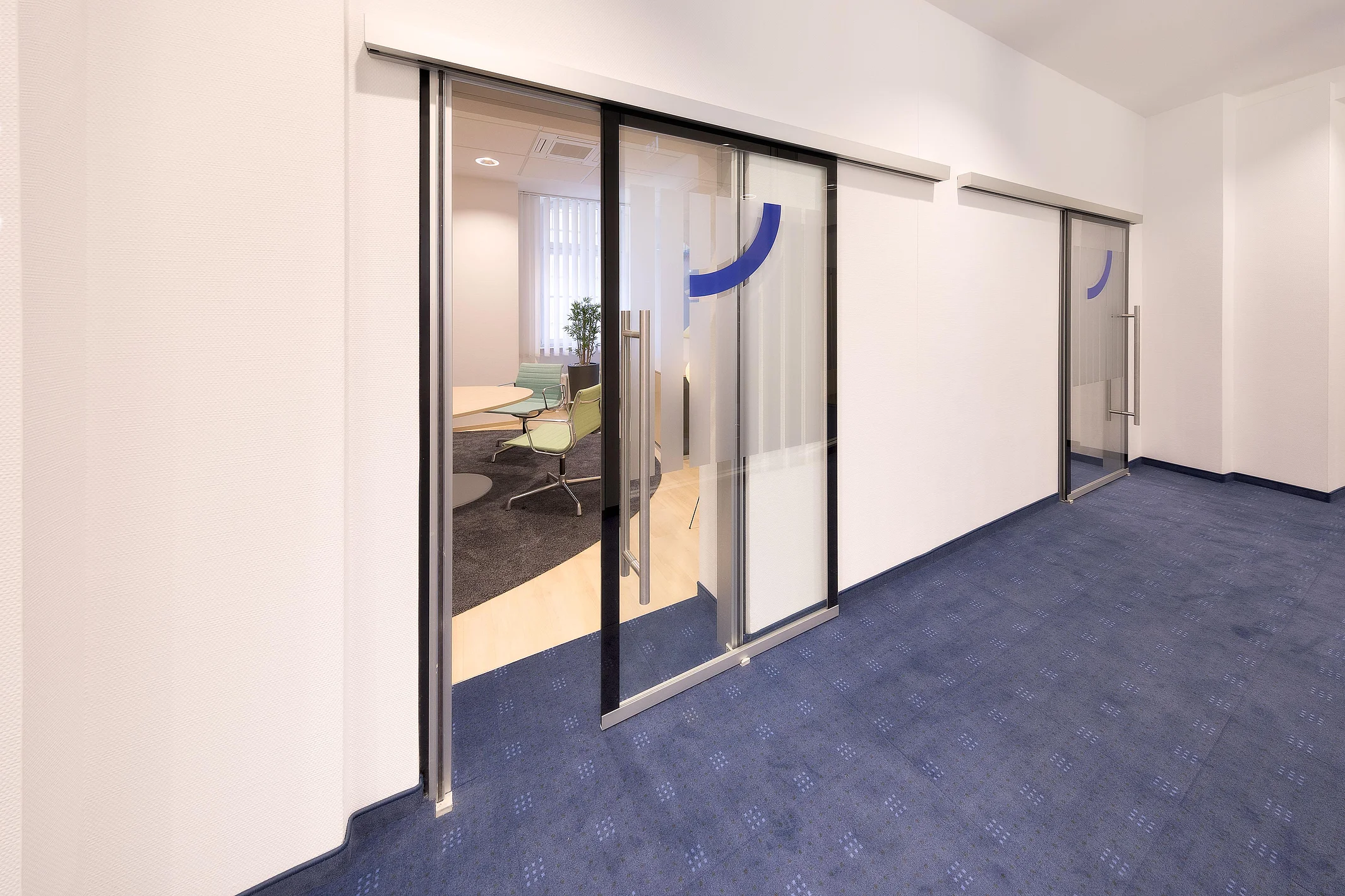 Einbau Ganzglas-Schallschutzschiebetür als Vorwandmontage