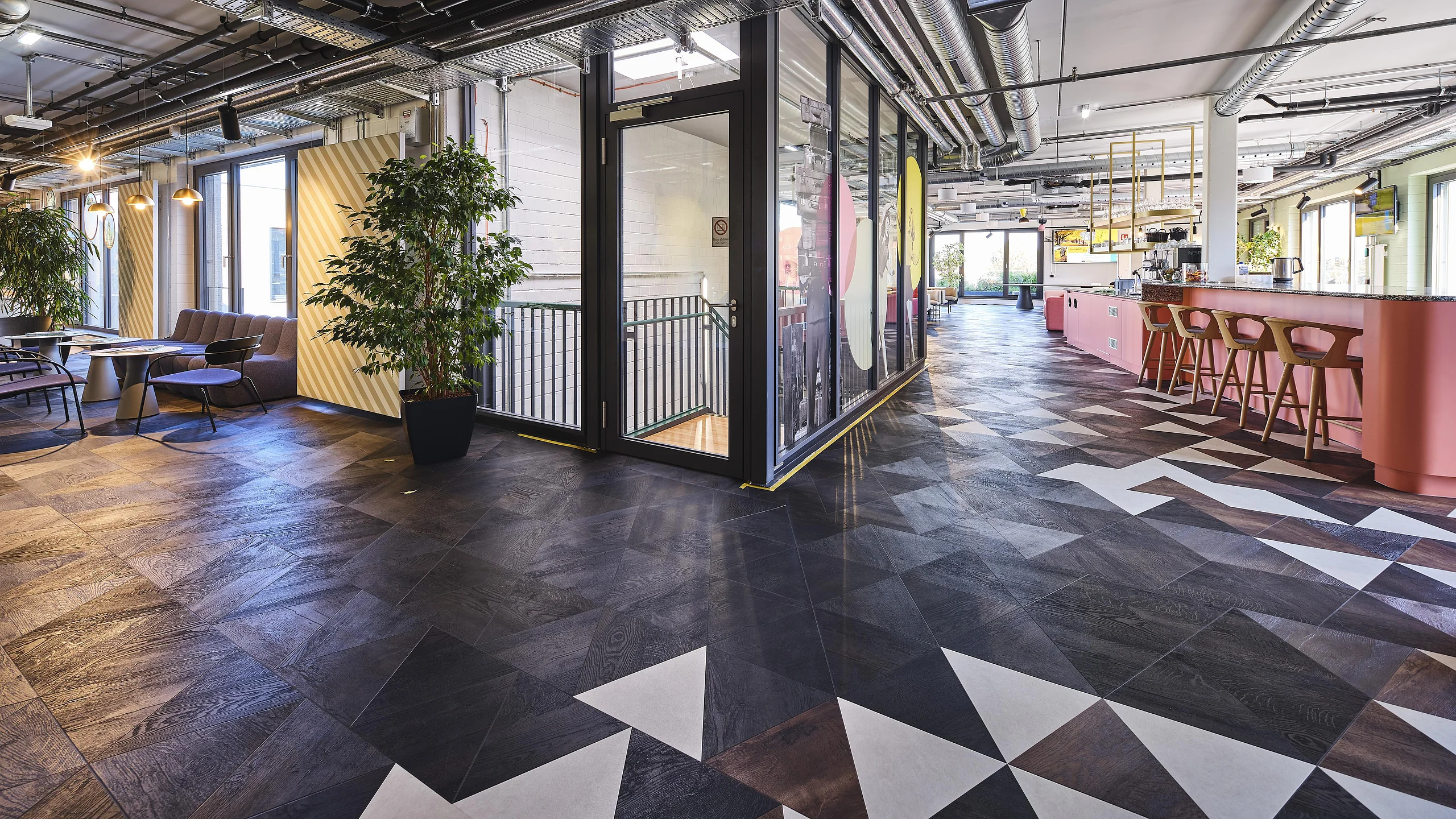 Glas-Brandschutzwände und Brandschutztüren um die inneren Treppenhäuser, T46 EI30/F30