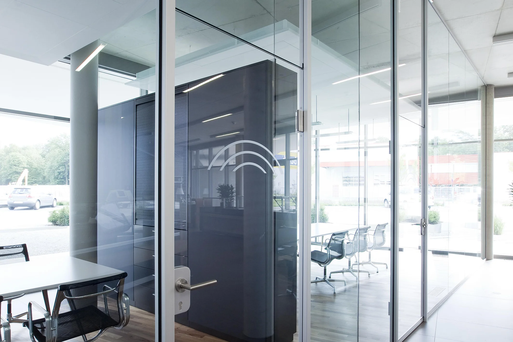 Transparente Raumlösung mit Glastür