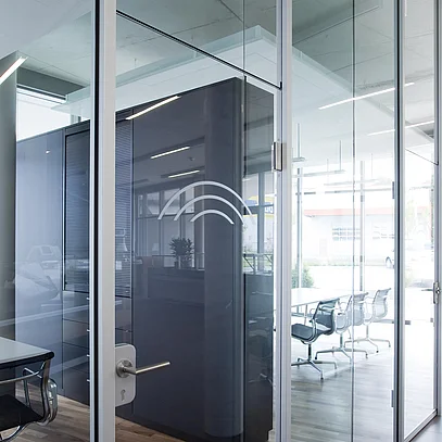 Transparente Raumlösung mit Glastür