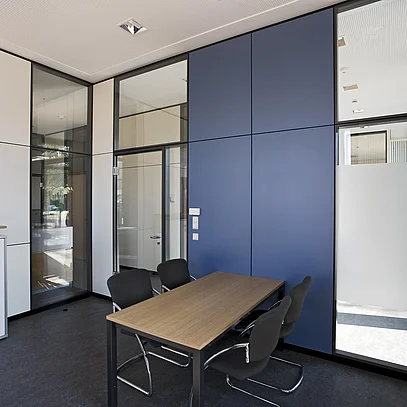 Room system with colored wall panels and T35 glass partition wall