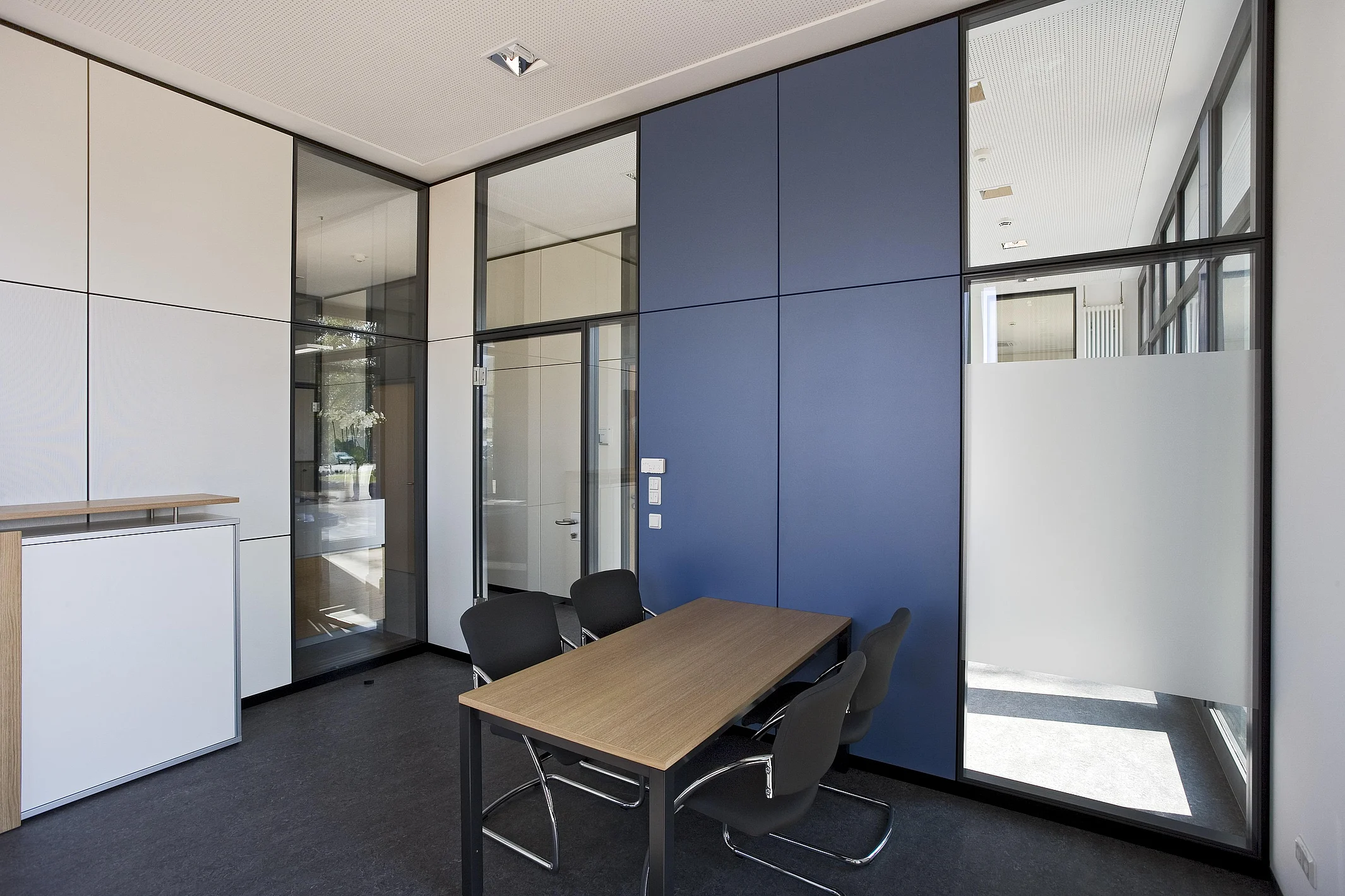 Room system with colored wall panels and T35 glass partition wall