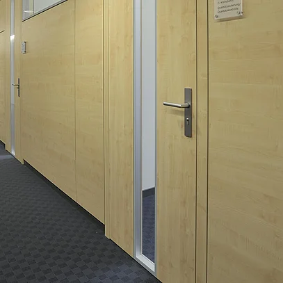 Flächenbündige Tür, raumhoch mit Lichtausschnitt