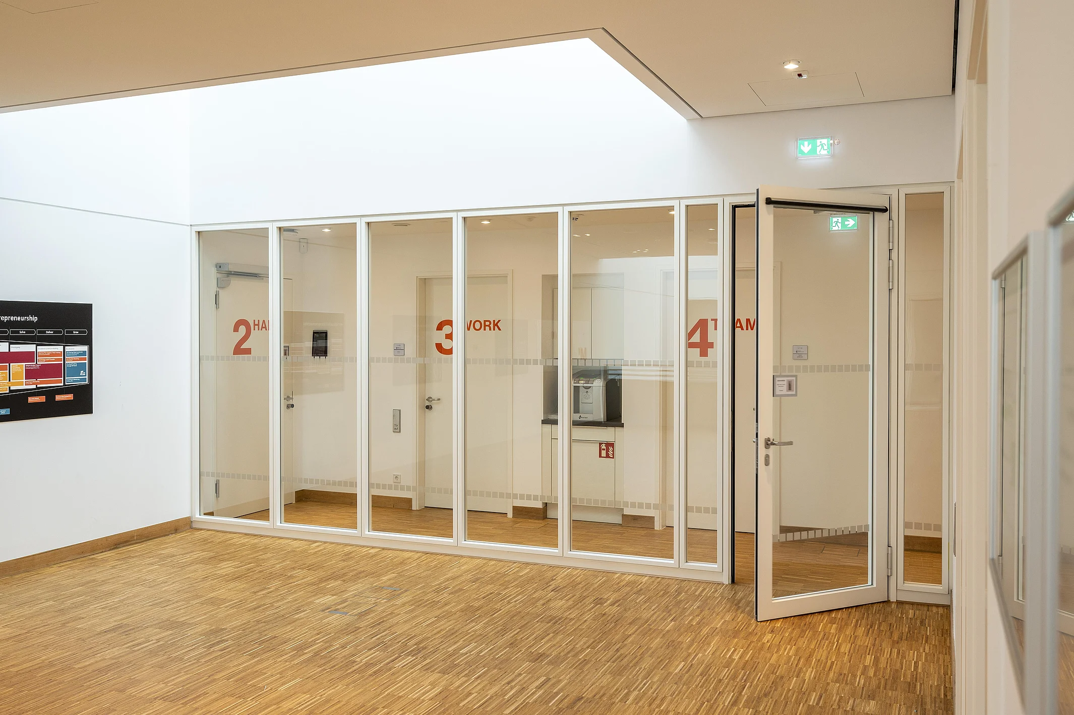 T46 E30 partition wall system, combined with a T30 door system, self-closing