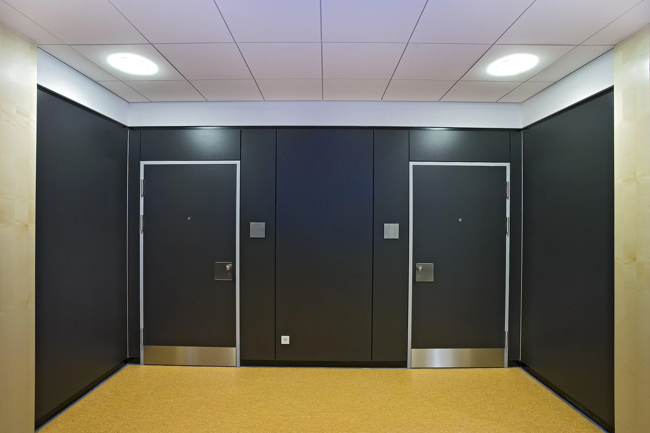 Flächenbündige Drehtürlösung für Schulen und öffentliche Gebäude