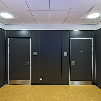 Flächenbündige Drehtürlösung für Schulen und öffentliche Gebäude