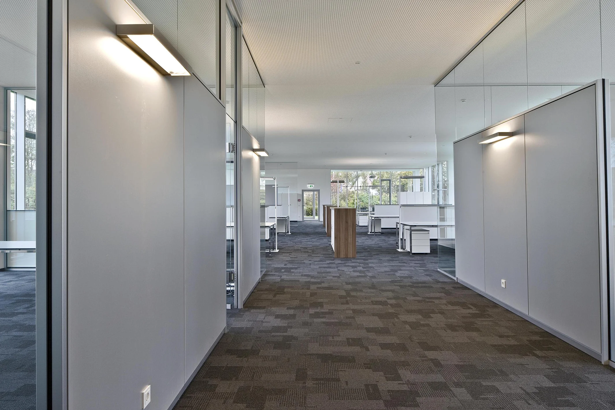 Transparent interior design with a delicate combination of systems