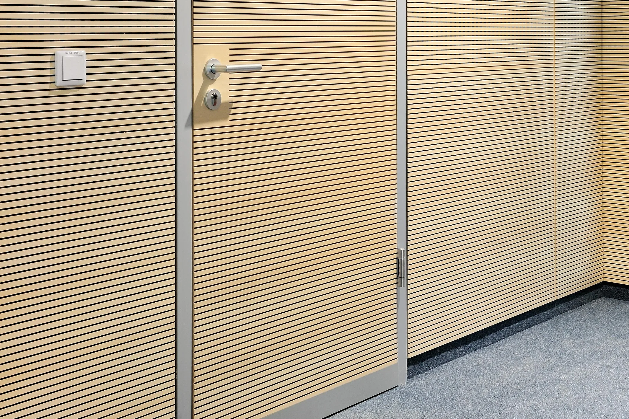 Flächenbündige Tür mit geschlitzen Akustikelementen