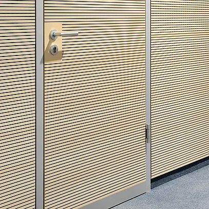 Flächenbündige Tür mit geschlitzen Akustikelementen