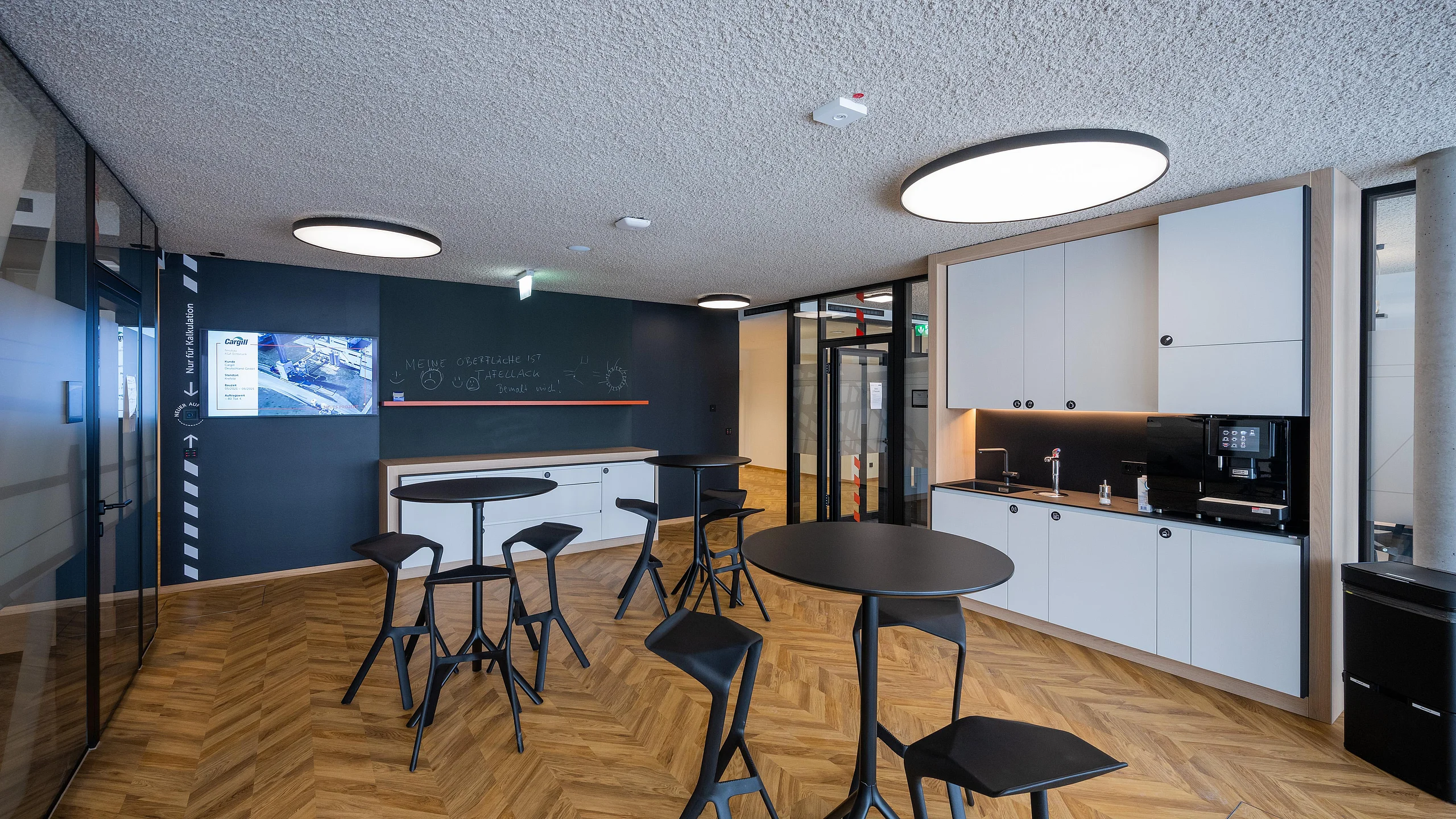 Küchenbereiche mit kompletter Inneneinrichtung