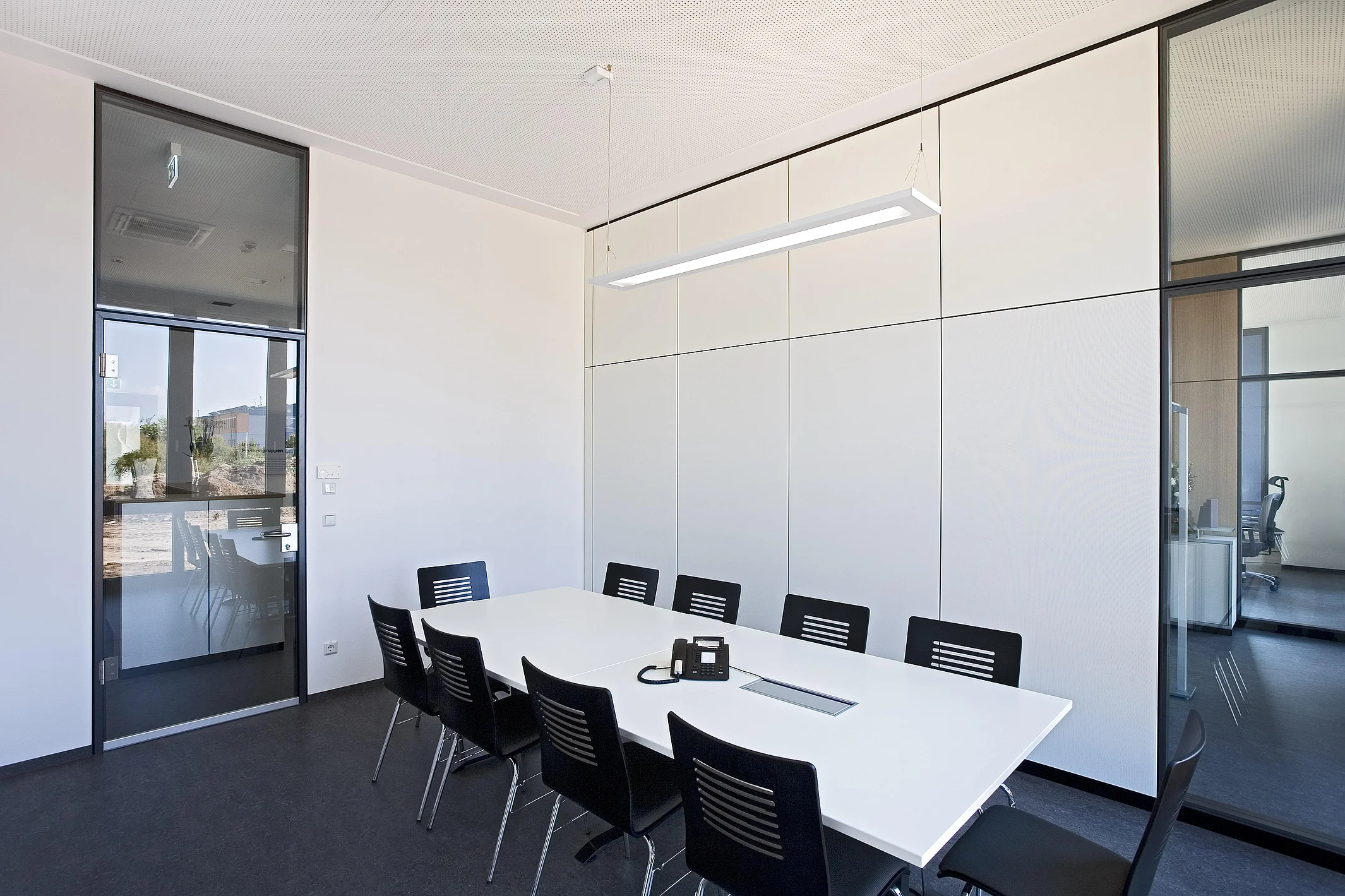 Good room acoustics thanks to the T10 partition wall system with micro-perforated acoustic panels
