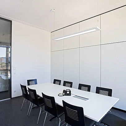 Good room acoustics thanks to the T10 partition wall system with micro-perforated acoustic panels