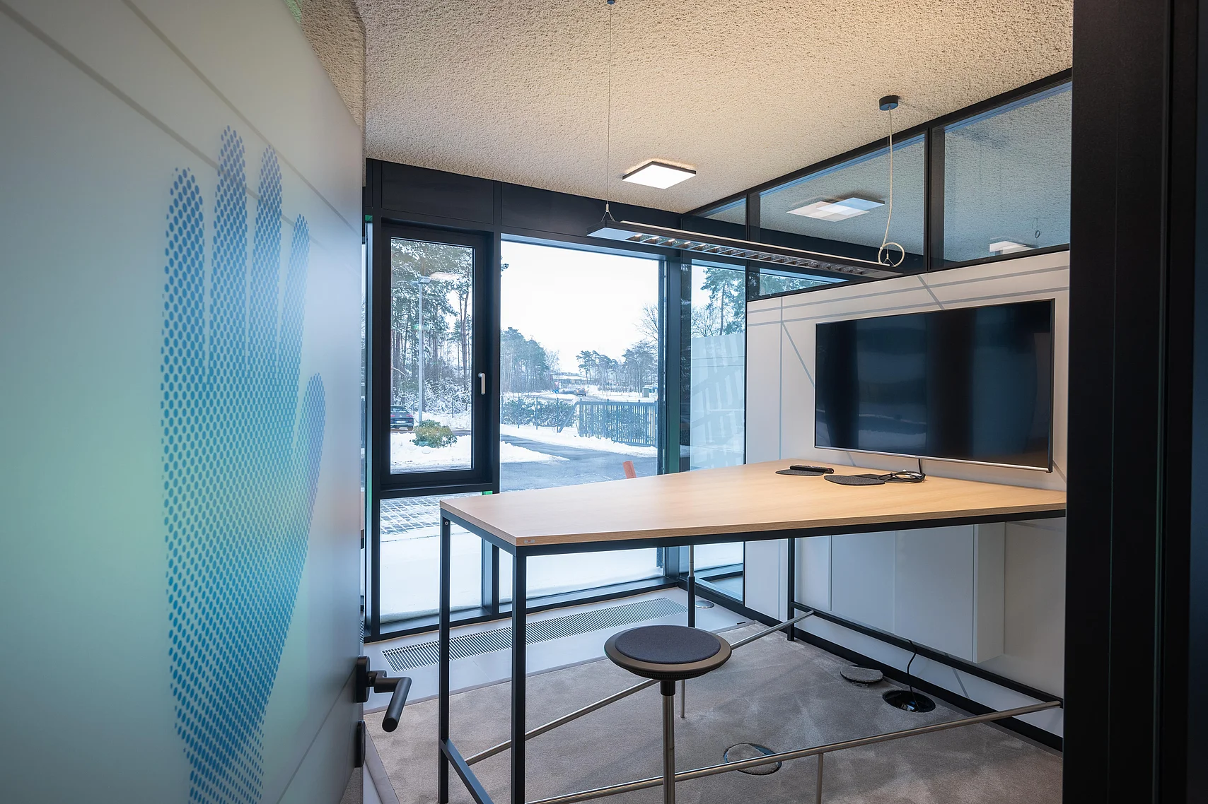 Glas-Trennwandsystem mit Akustikelementen sonic 10 und Möblierung