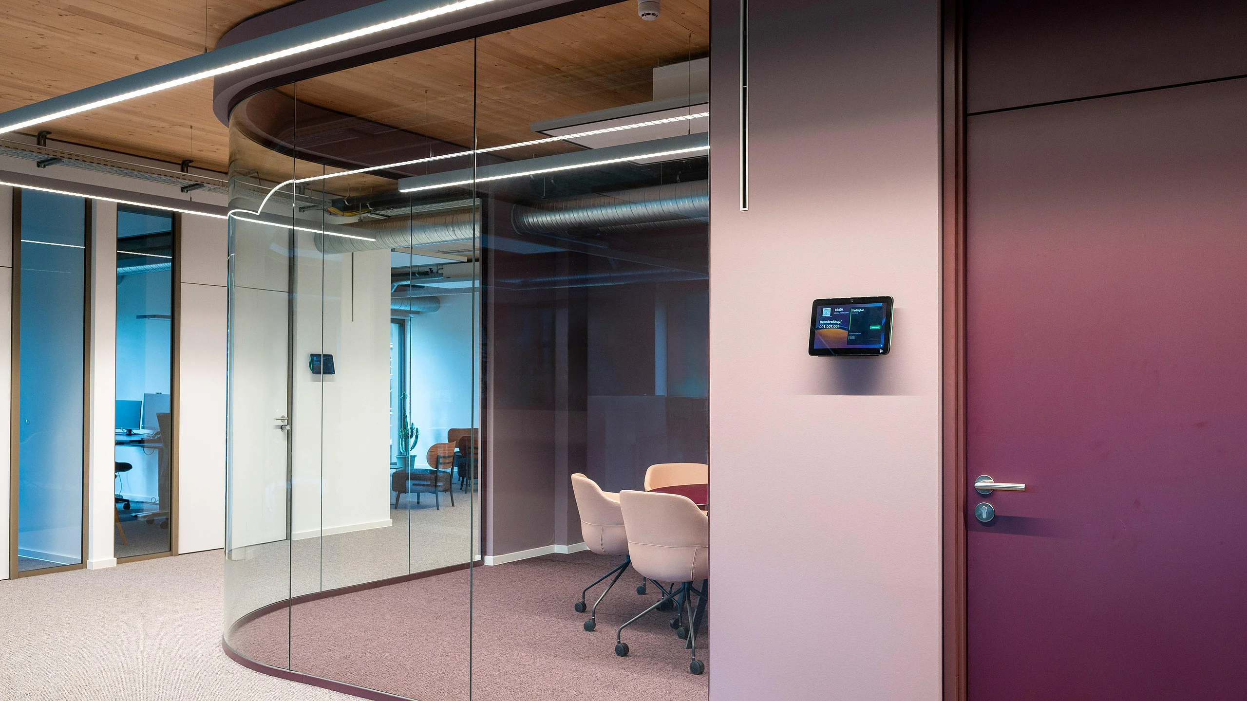 Eye-catcher: round windows in the meeting rooms