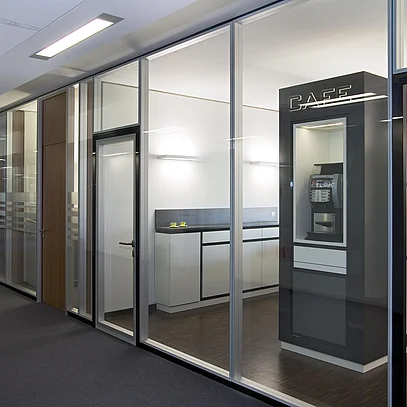 Flächenbündige Rohrrahmentür mit verklebter Verglasung in Systemtrennwand T65