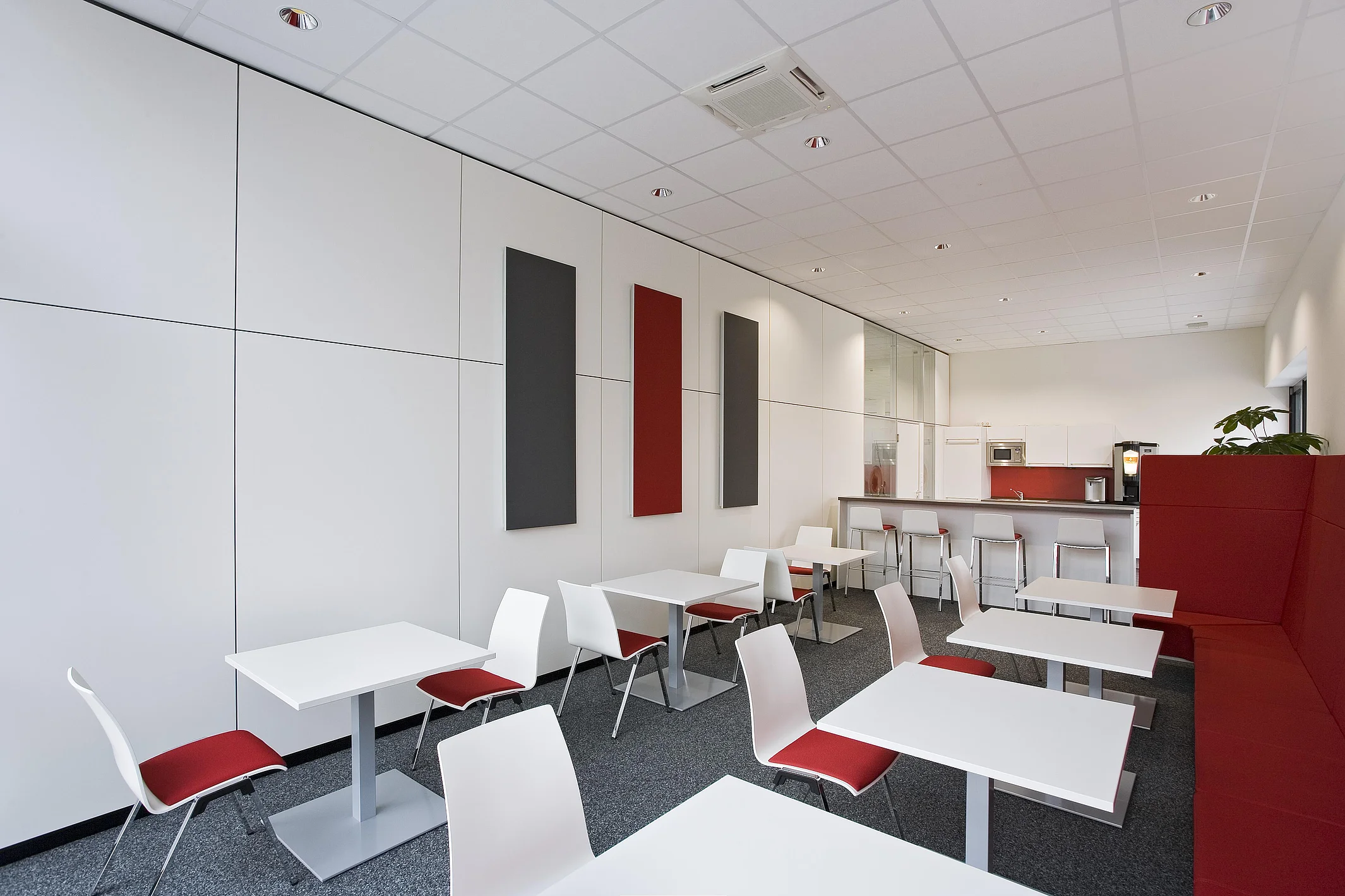 Solid-wall T10 with colored acoustic panels