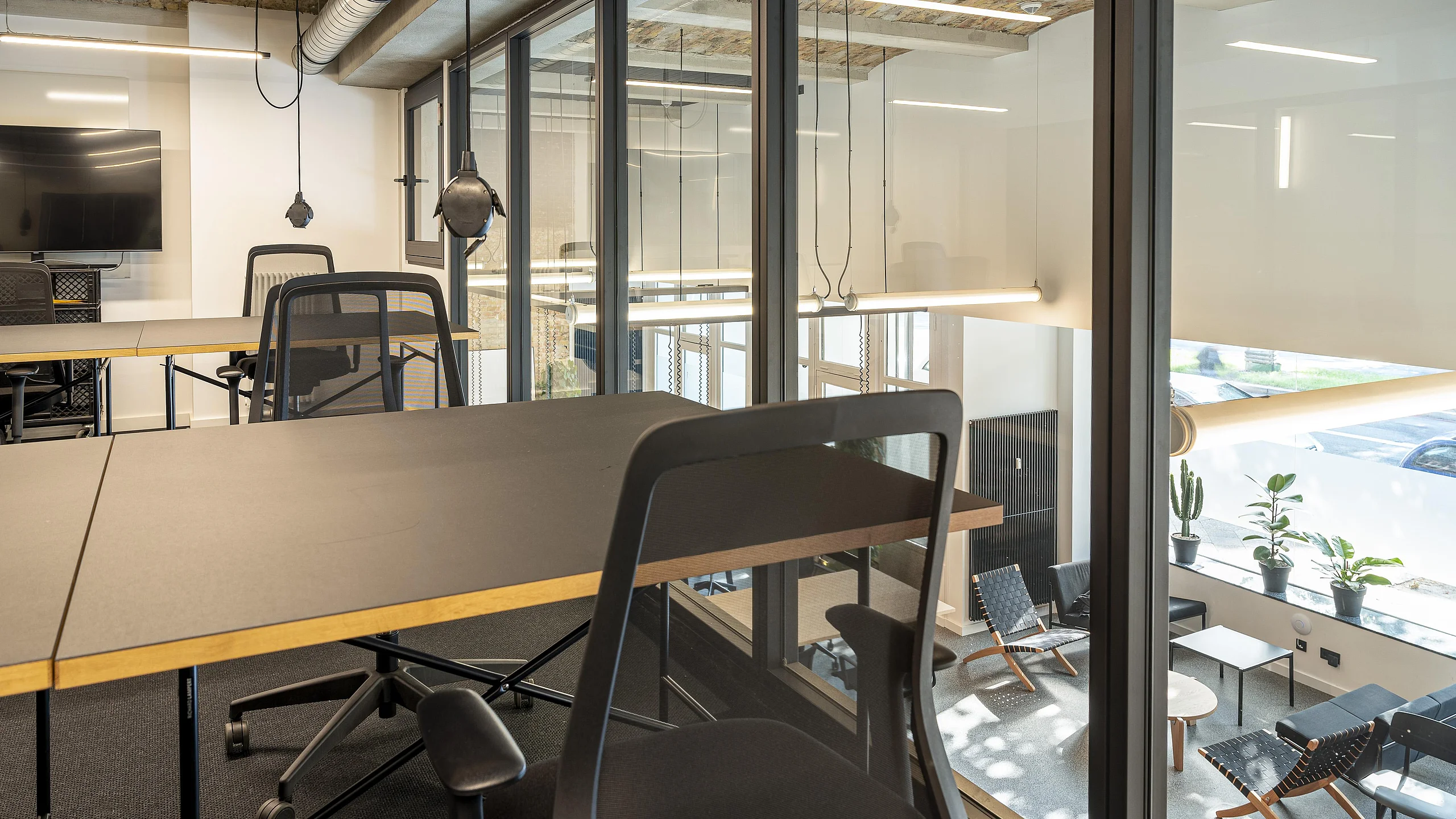 Coworking Space mit Meetingräumen, Teamräumen und Private Offices sind im historischen Roxy Palast entstanden.