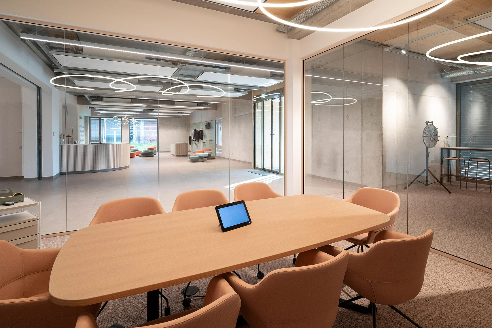 Transparent partitions for light-filled meeting rooms
