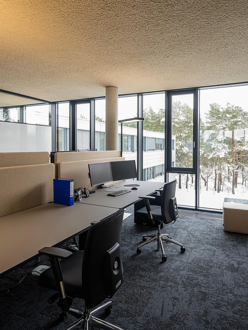 Offene Bürostrukturen, akustisch wirksam abgetrennt