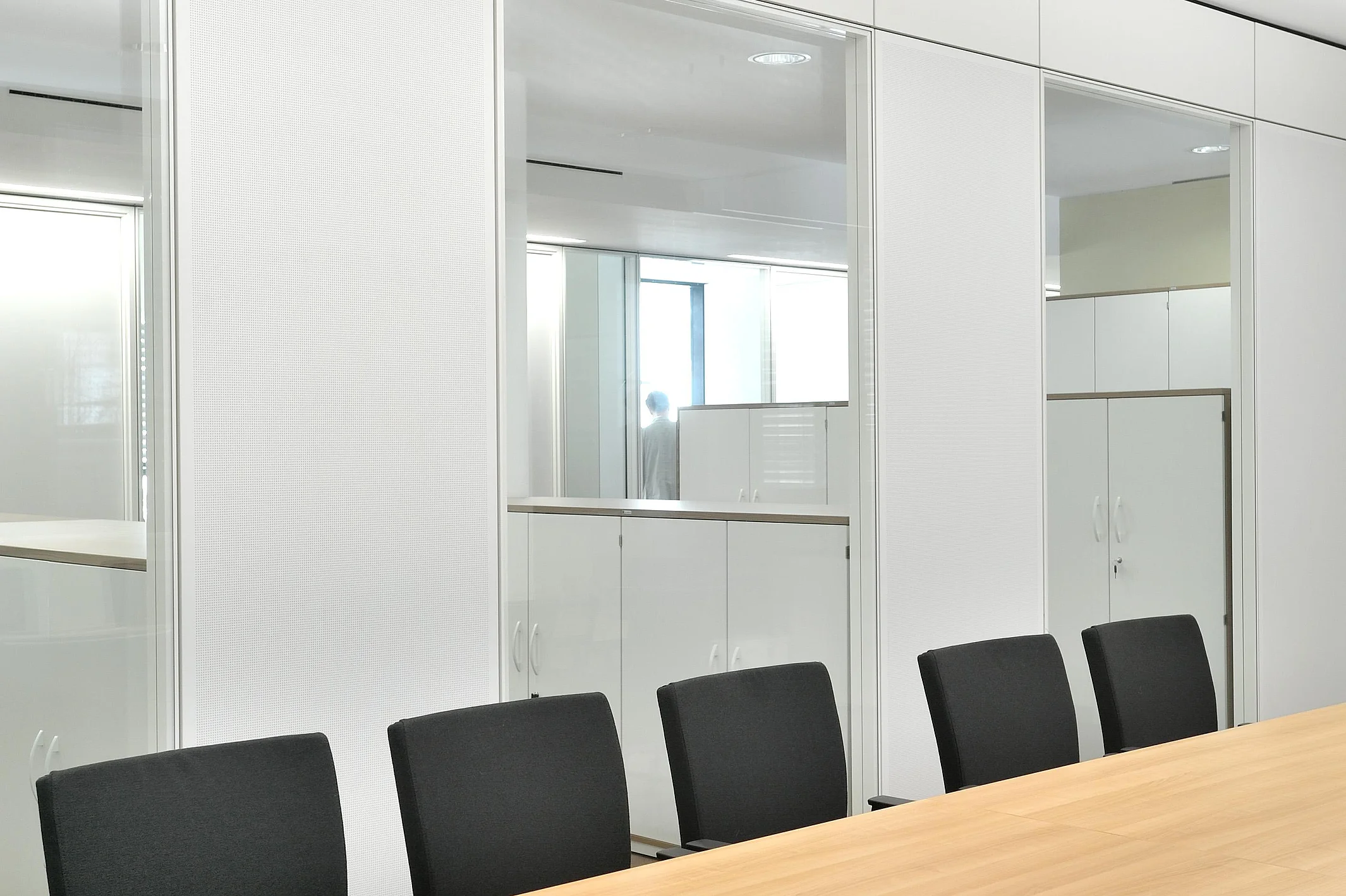 Double-pane glazing with integrated acoustic elements