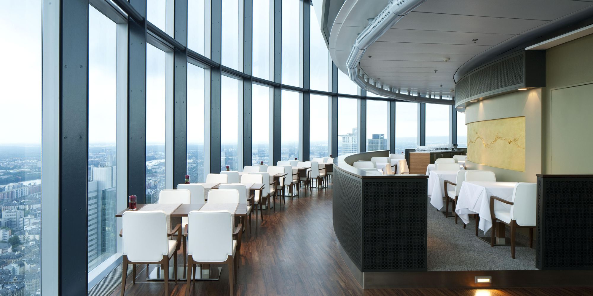 Main Tower in Frankfurt — Innenausbau Gastronomie mit Fernblick aus dem 41. Stock