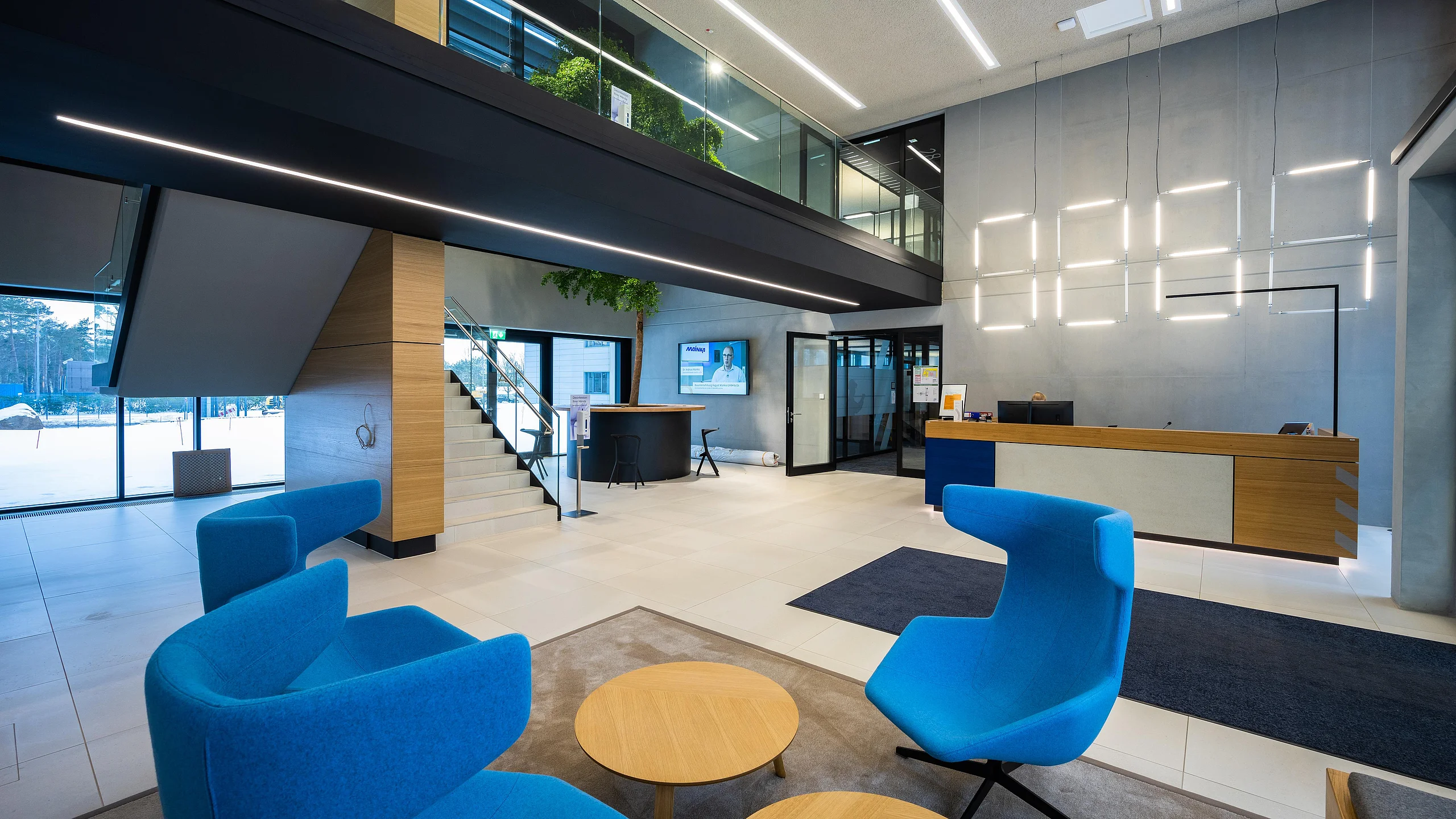 Foyer mit Lichtinstallation und individuellen Möblierungslösungen