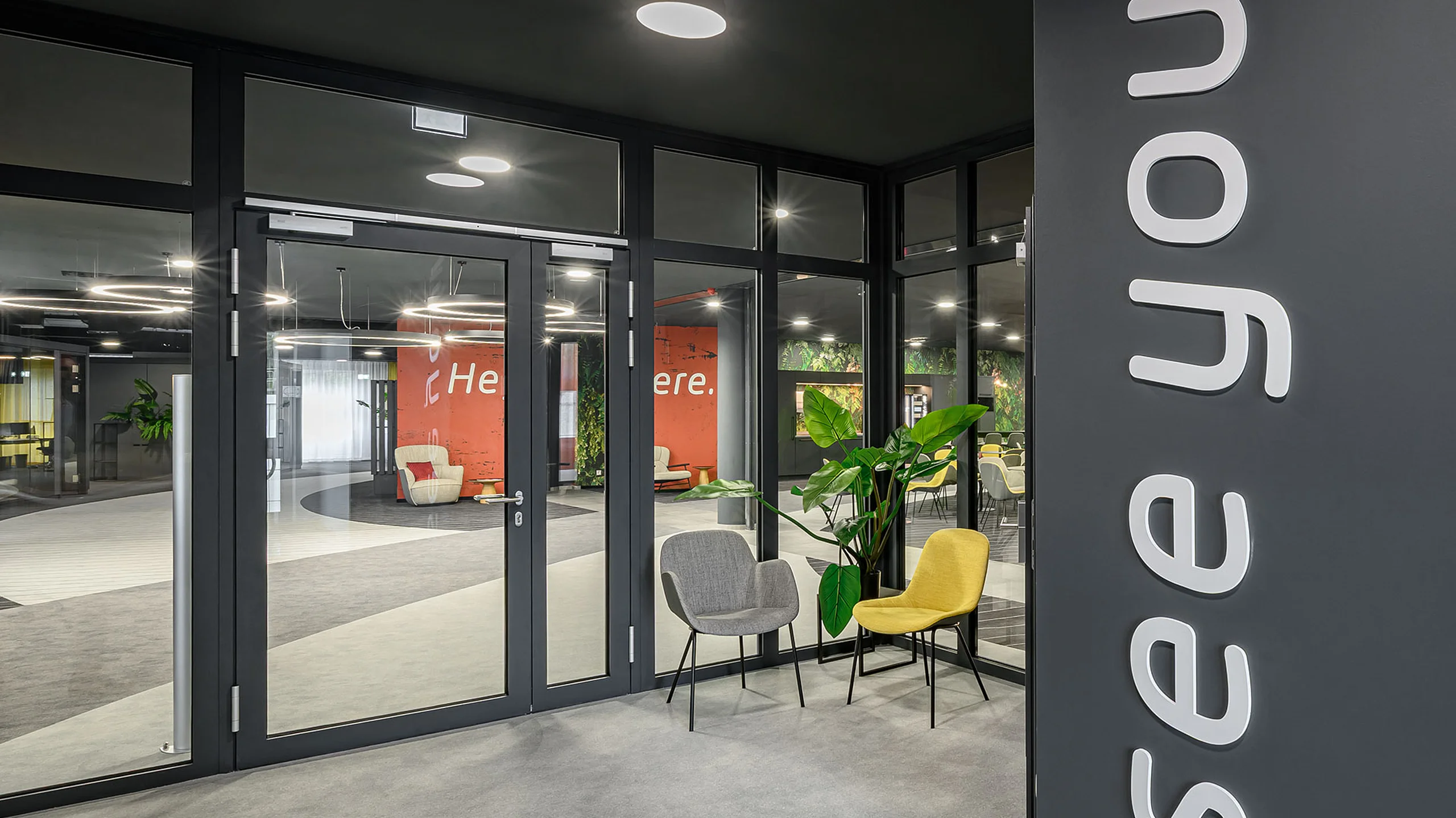Glass partition wall system equipped with T90/F90 fire protection. Fire-rated doors are integrated.