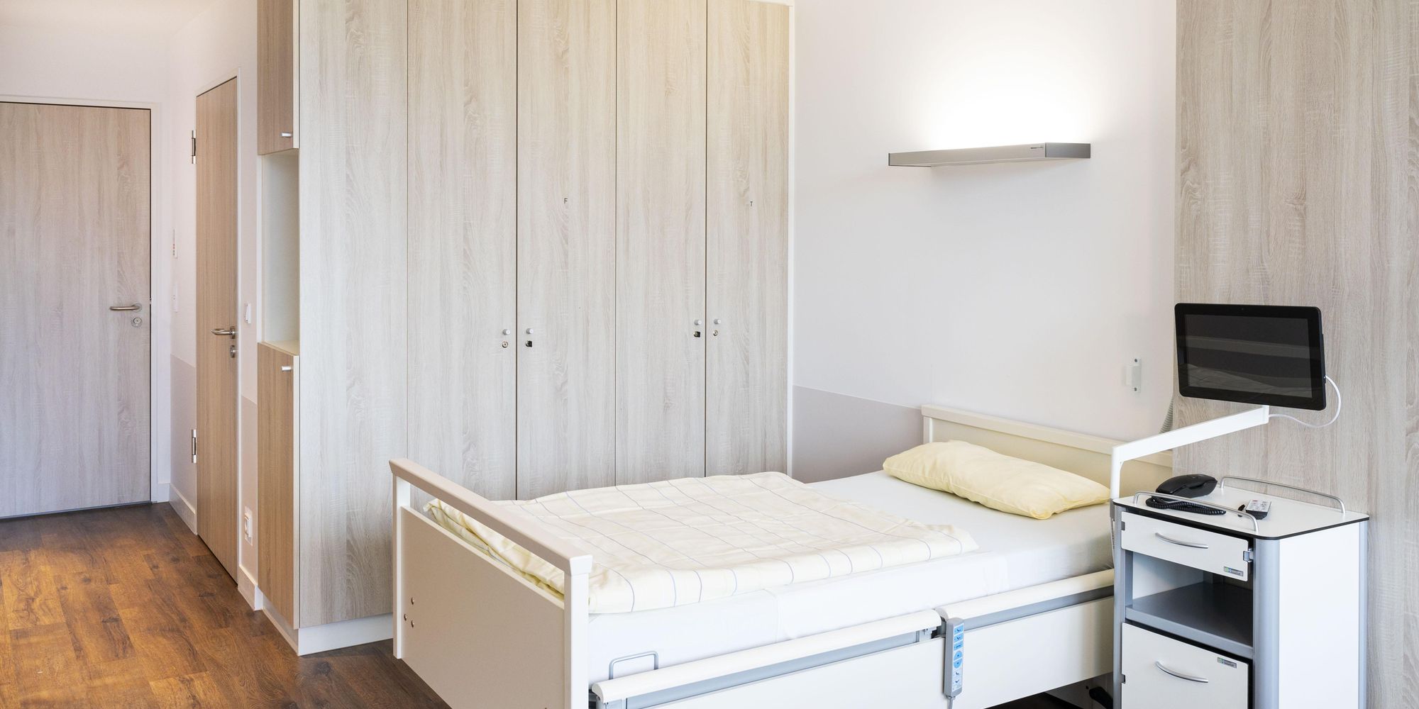 Einrichtung Patientenzimmer mit Bett und Schrankanlage