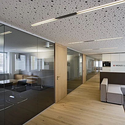 Floor-to-ceiling single-pane T50 glazing with full-height wooden doors, matching the floor