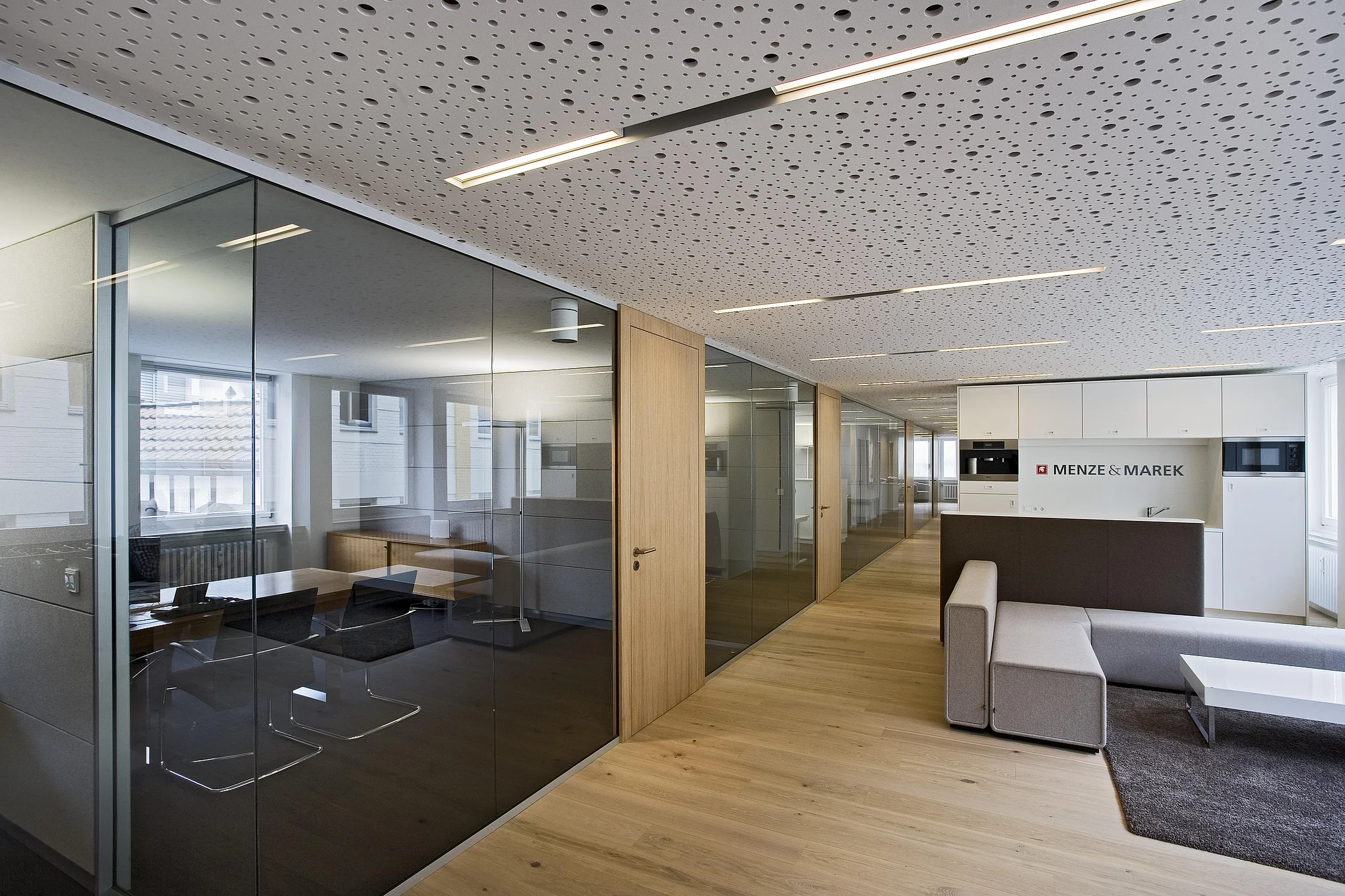 Floor-to-ceiling single-pane T50 glazing with full-height wooden doors, matching the floor