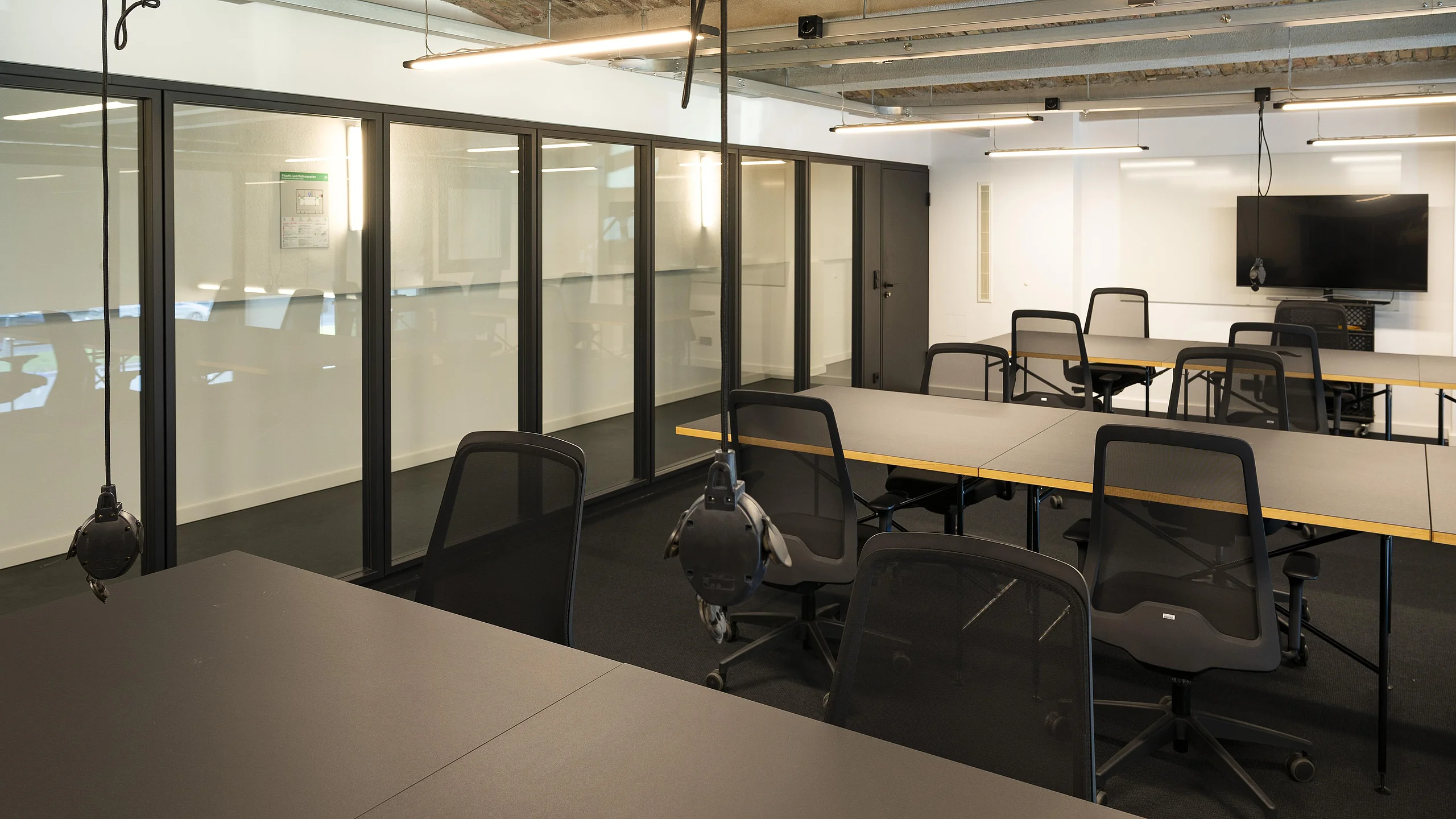 Trennwand-System T46 mit Einscheiben-Verglasung, optional mit Brandschutz-Verglasung EI30/F30 einsetzbar.