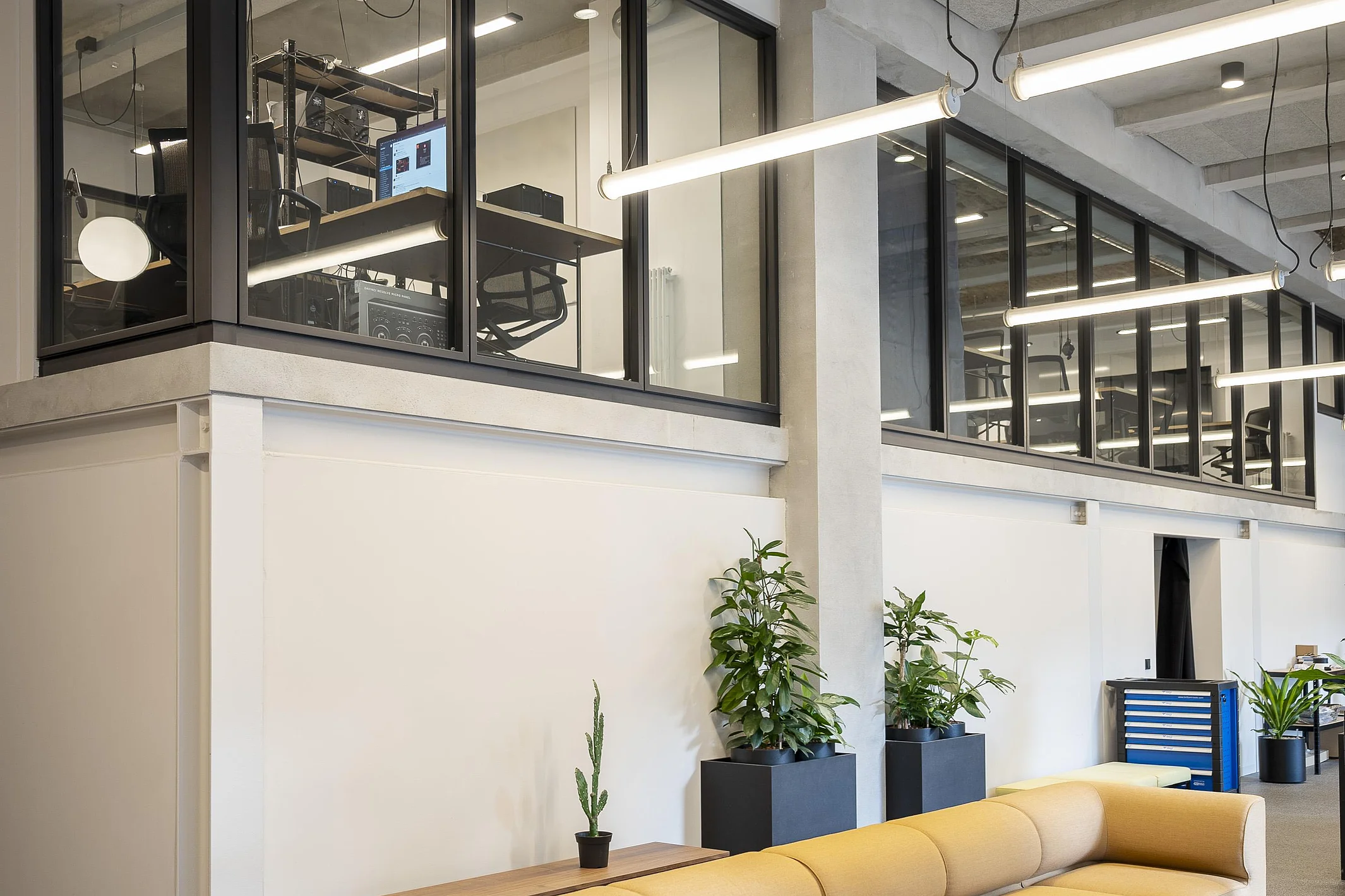 Fall-protection glazing, combined with F30 fire resistance rating