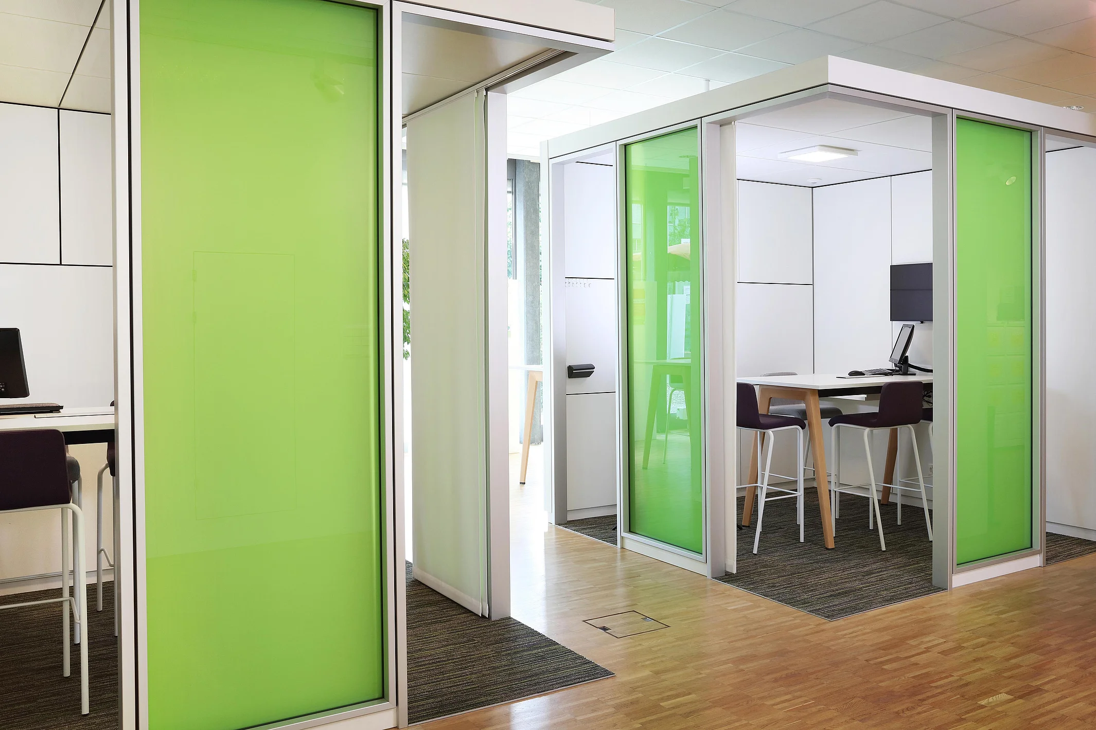 Raumlösung mit farbigen Gläsern — Ausdrucksstark bis ins Detail