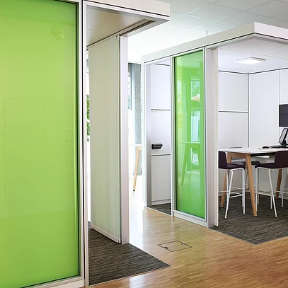 Raumlösung mit farbigen Gläsern — Ausdrucksstark bis ins Detail