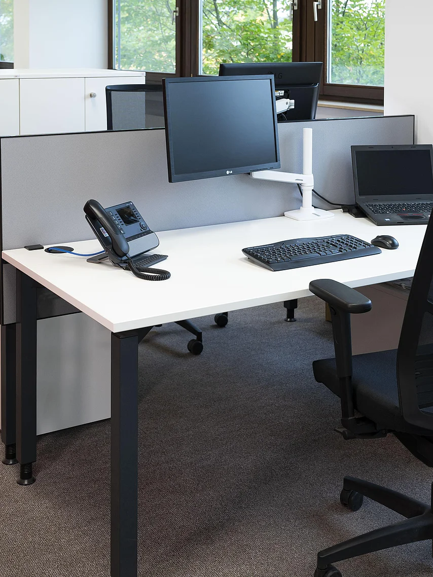 Büroräume mit Schreibtischen, Akustikwänden und Rollcontainern