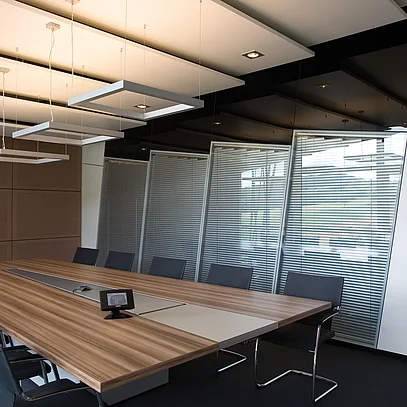 Double-pane glazing with integrated blinds, angled installation