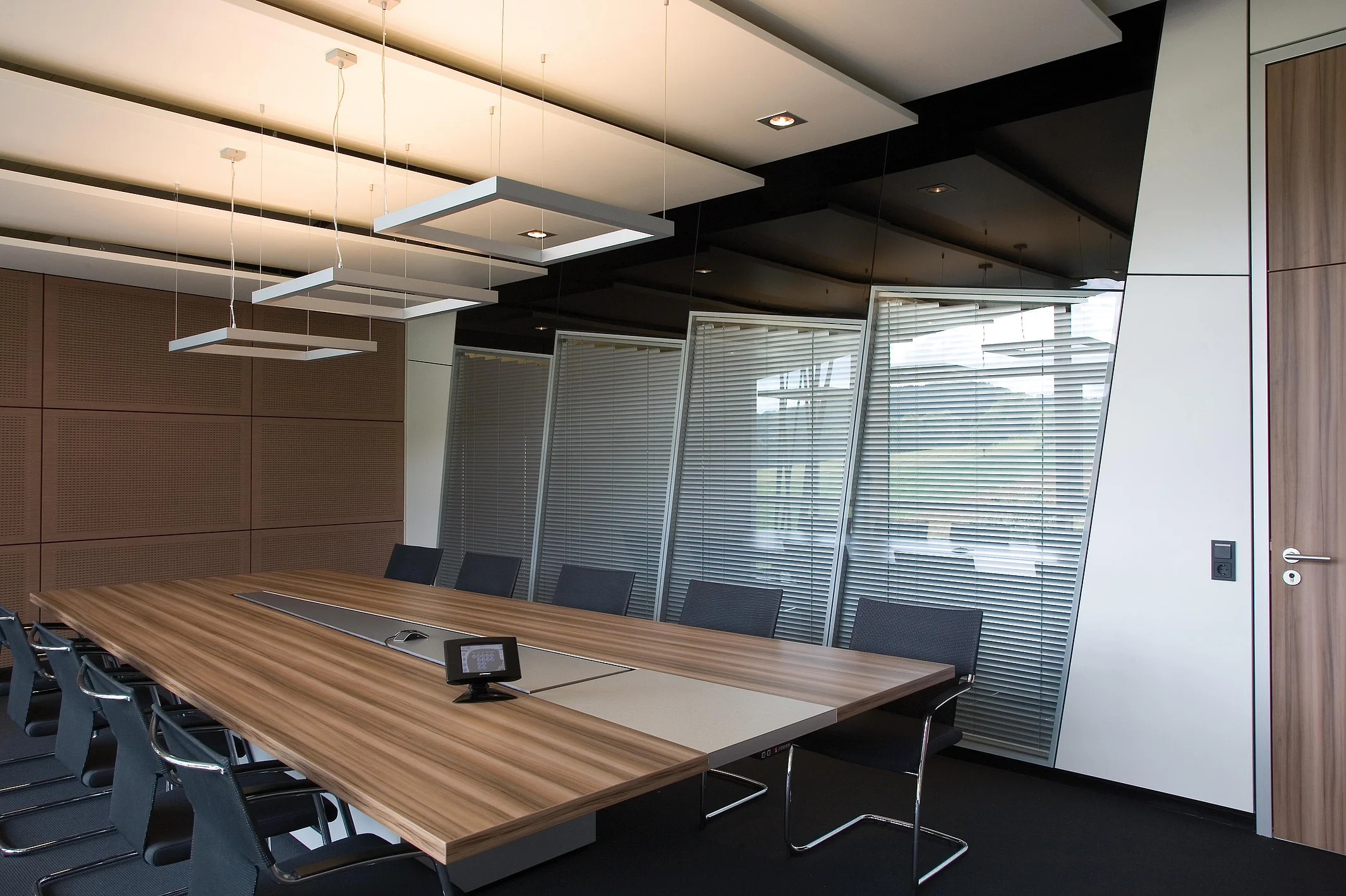 Double-pane glazing with integrated blinds, angled installation