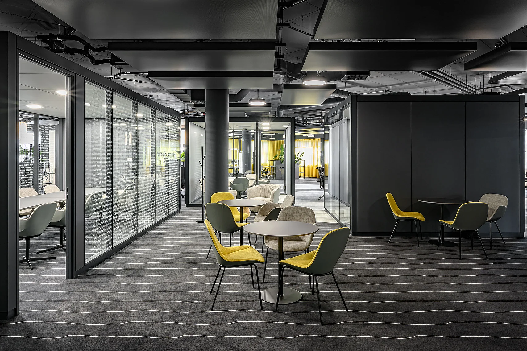 Two freestanding spatial solutions from the GK SPACES system. Comprising the T35 glass partition and the T10 solid wall. Concealed integration of technical infrastructure and organizational elements.