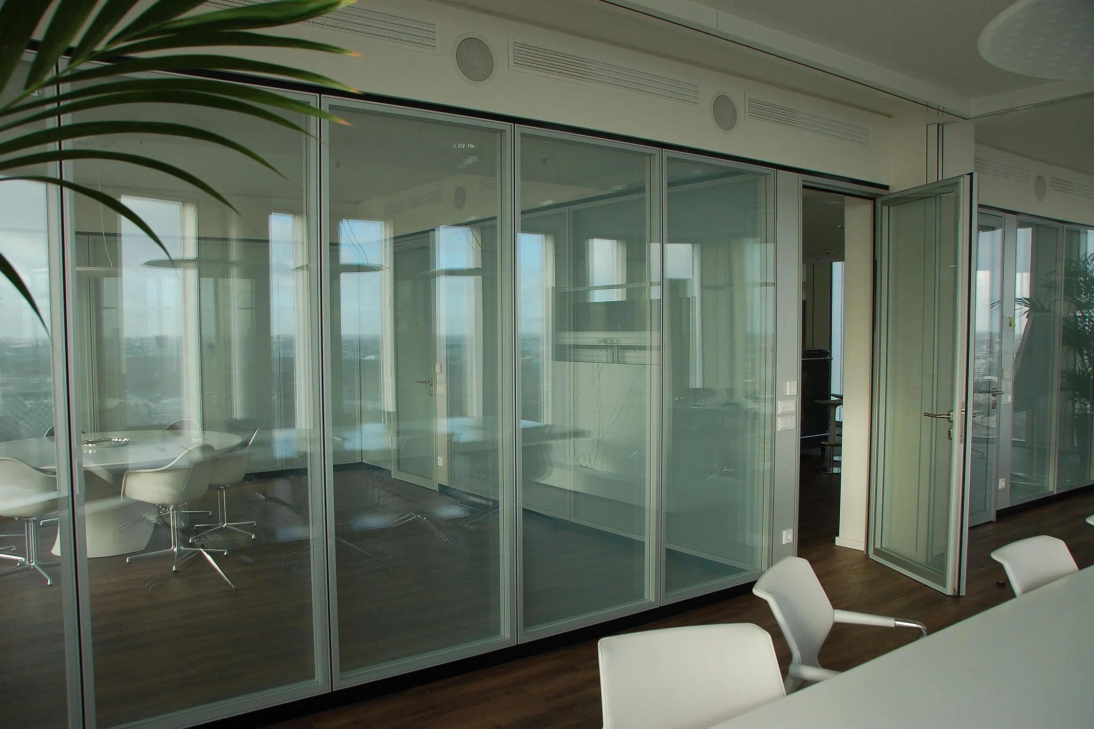 Triple-pane glazing with Smartglass in the center, F0