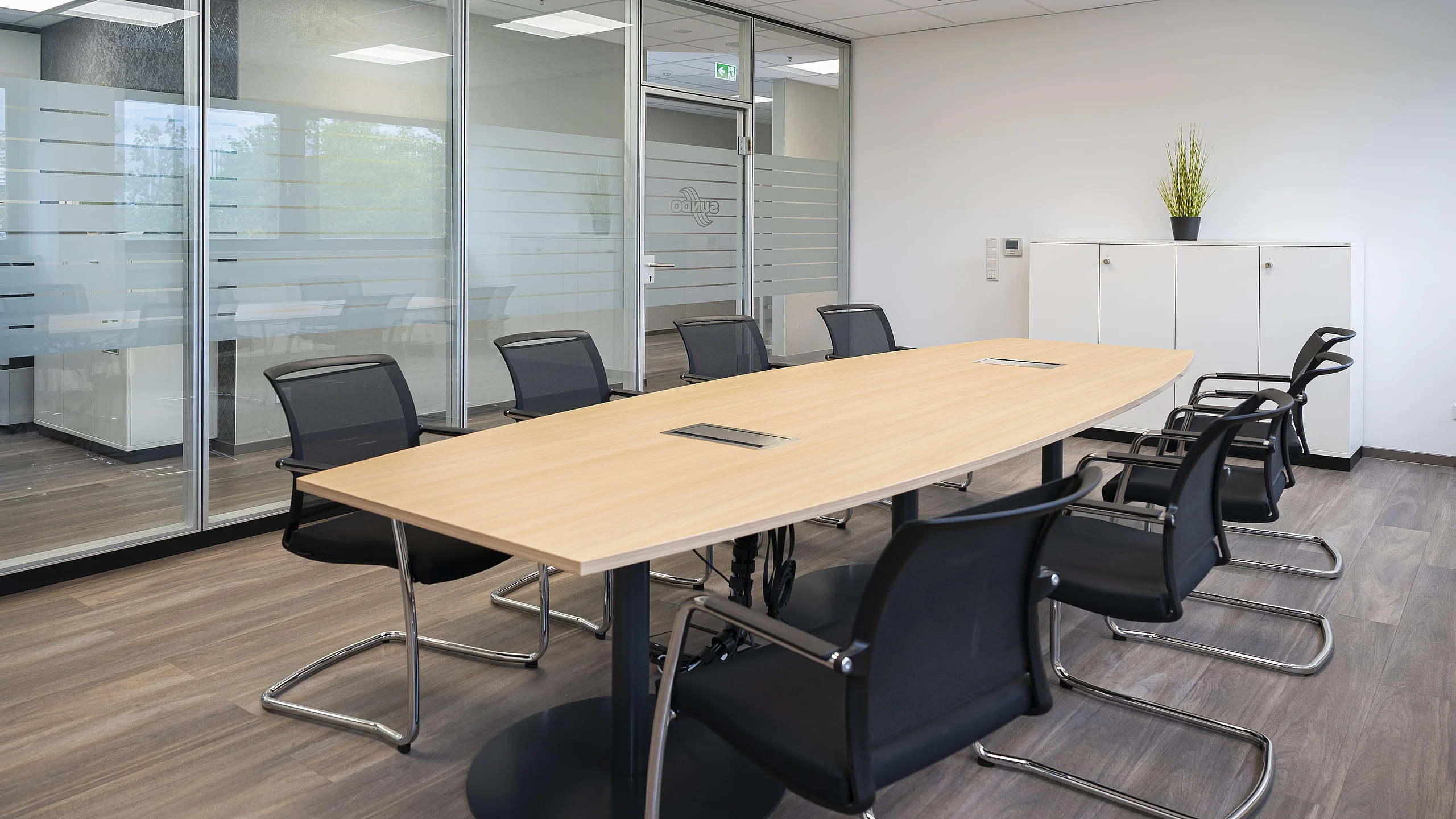 Komplette Möblierung der Konferenz- und Besprechungsräume
