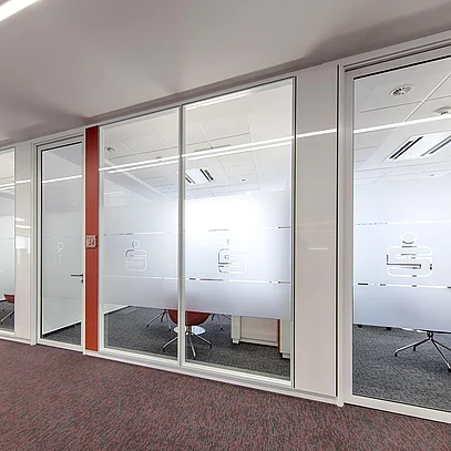 Raumhohe Rohrrahmentür, in Trennwand-System mit Zweischeiben-Verglasung