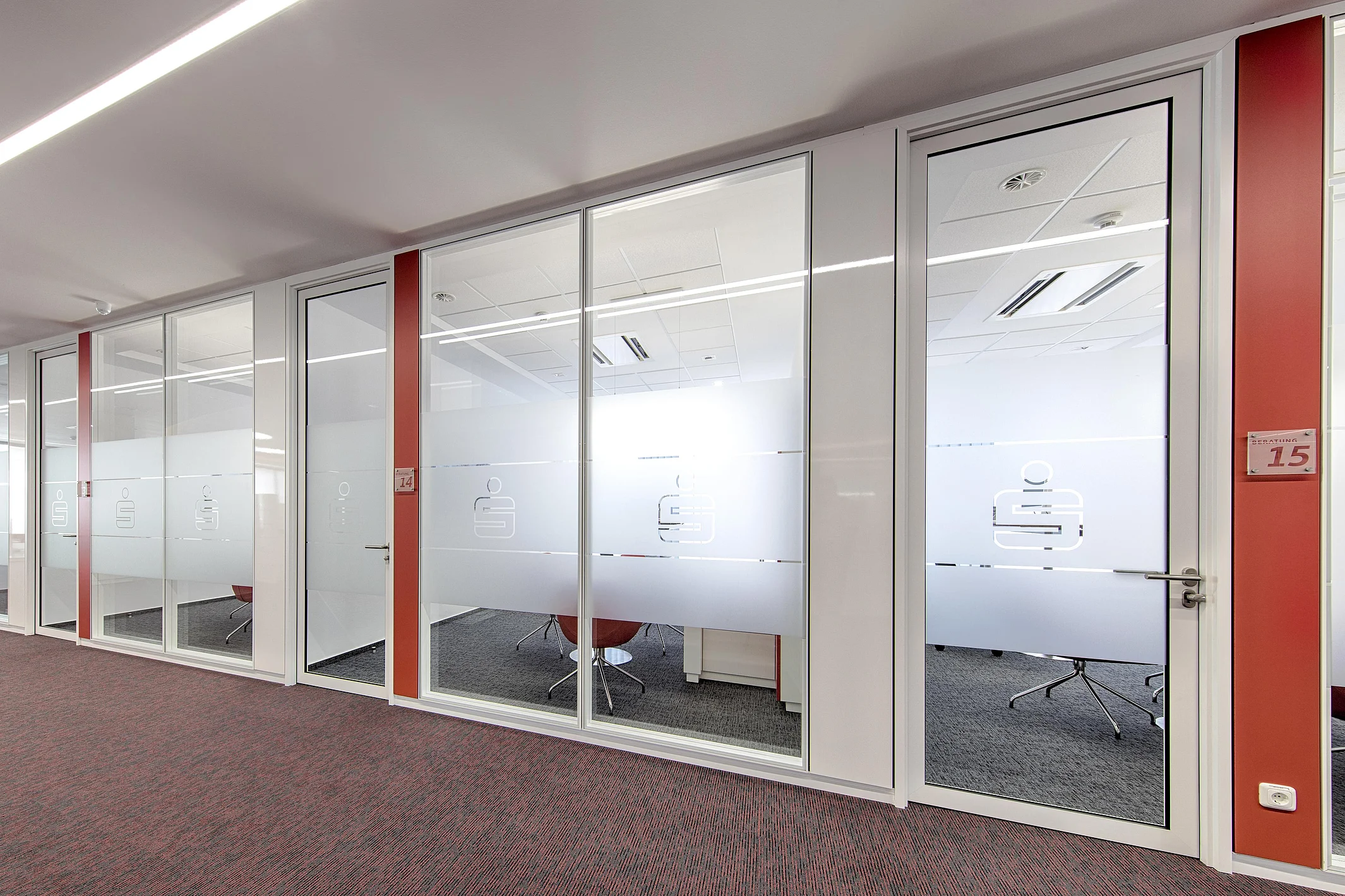 Raumhohe Rohrrahmentür, in Trennwand-System mit Zweischeiben-Verglasung