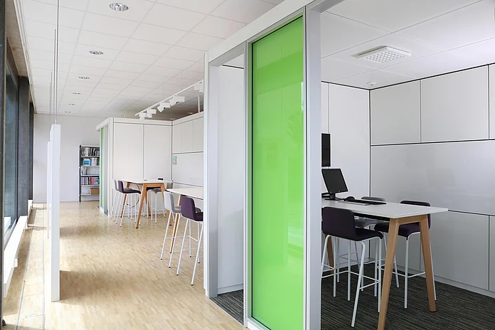 Raumlösung mit dekorativen Glaselementen