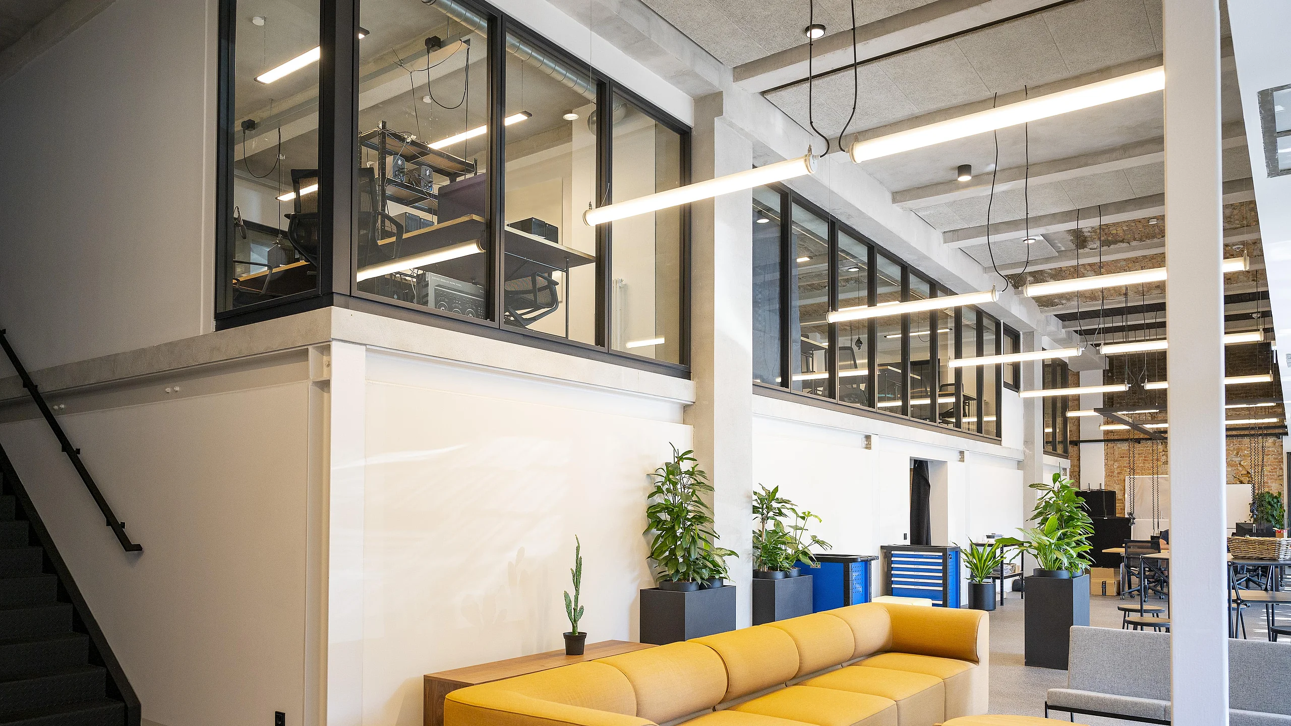 Offene Raumgestaltung, realisiert mit absturzsichernder Verglasung nach DIN 18008-4
